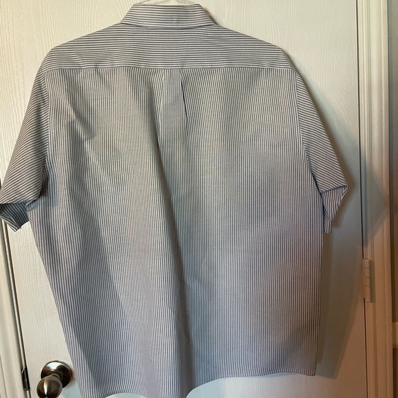 Mens short sleeve shirts. Uniform shirts. Button down shirts. 4 mens shirts - Picture 6 of 10